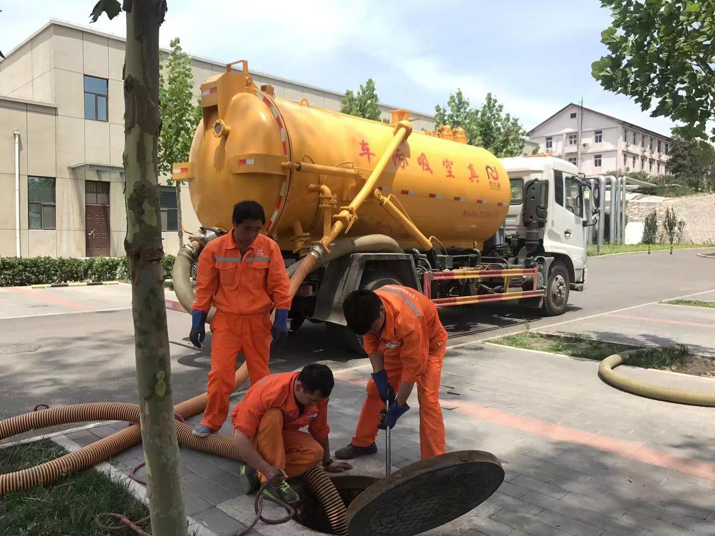 鄂州管道疏通车停在窨井附近